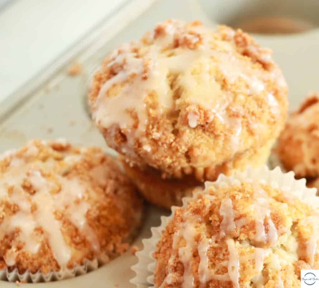 Peach cobbler muffin picture.