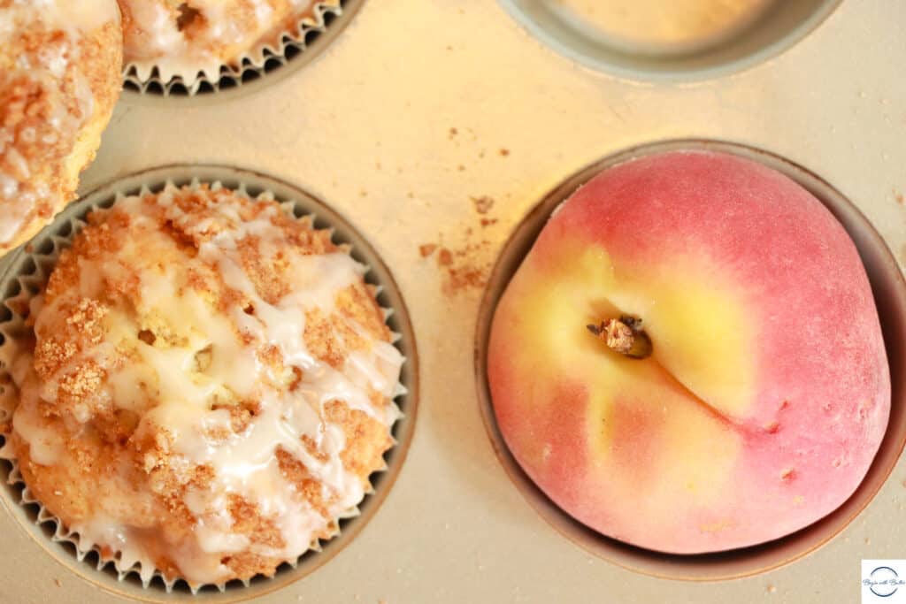 Peach cobbler muffin picture.
