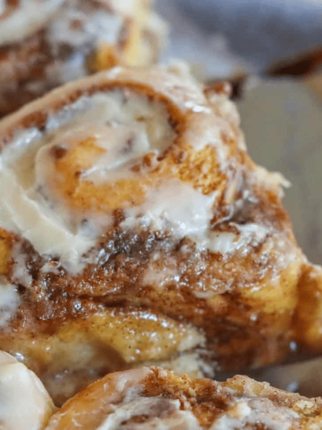 CINNAMON ROLL WITH FROSTING